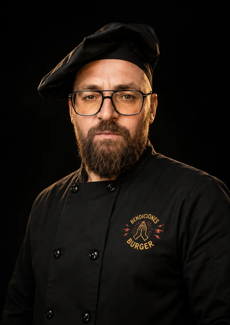 Iñaki, cocinero de Bendiciones Burger, con el logo bordado en la chaquetilla.